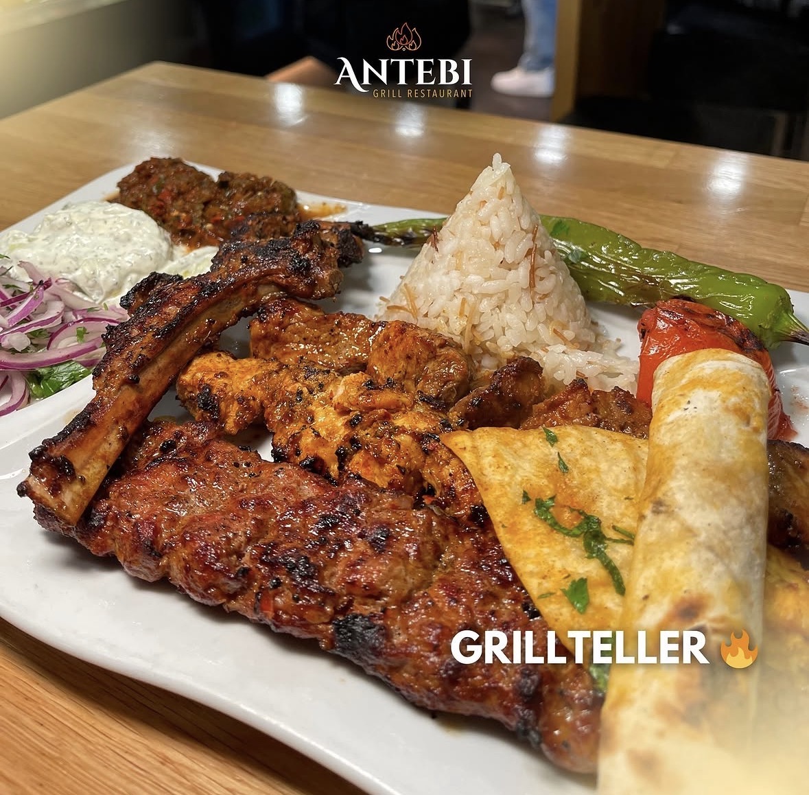 Grillteller mit Lammkotelett, Hähnchen und Adana