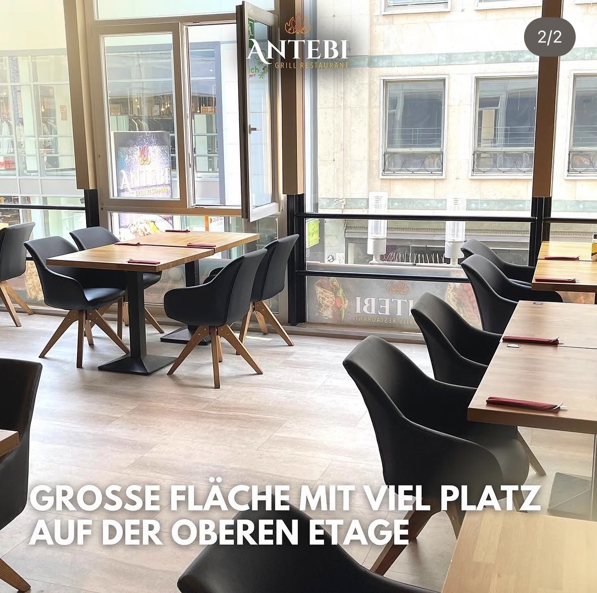 Obere Etage mit viel Platz und Tischen