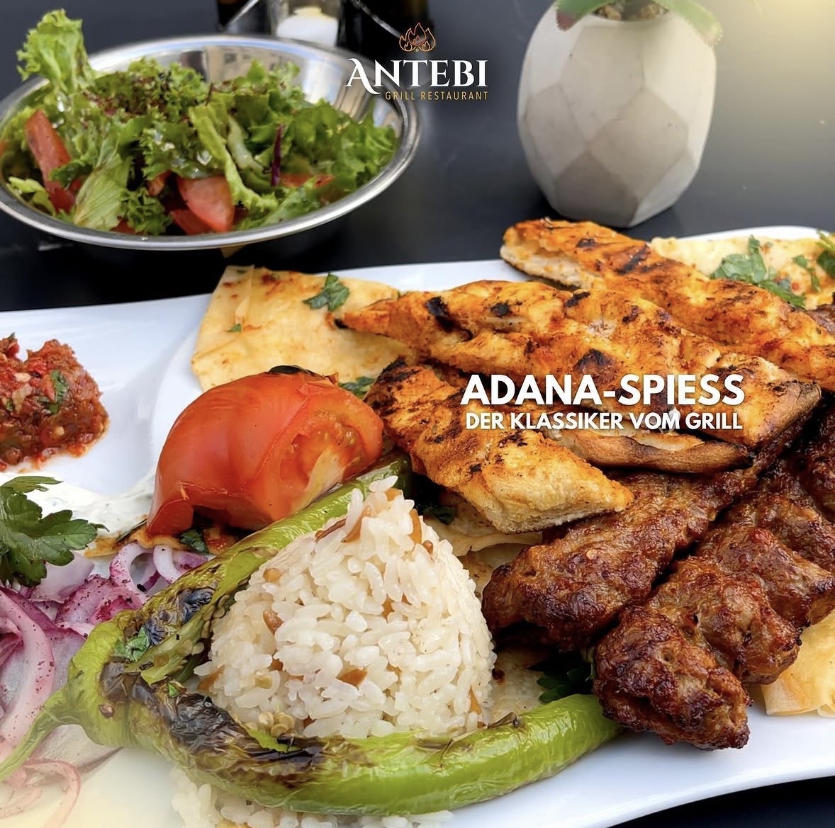 Adana-Spieß mit Reis, Salat und gegrilltem Gemüse