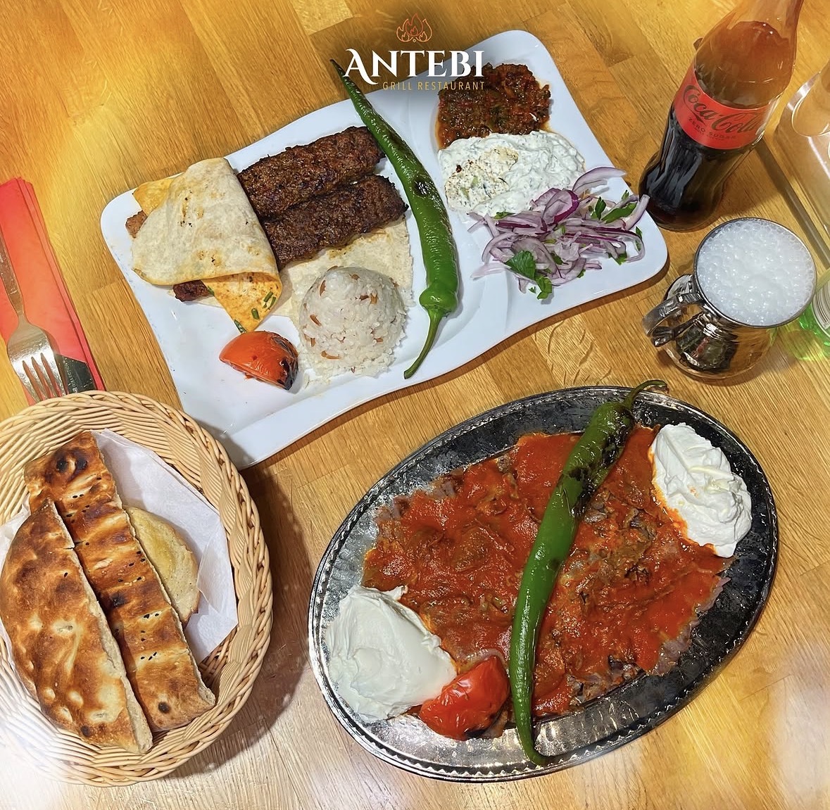 Gedeckter Tisch mit Kebap, Fladenbrot und Ayran
